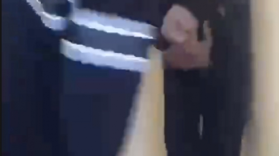 Vụ phụ huynh vào trường đánh học sinh: Tạm đình chỉ đứng lớp 2 giáo viên