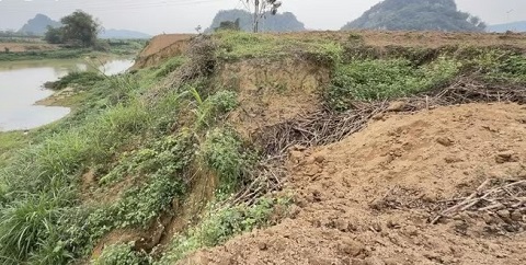 Tàu hút cát hoạt động lén lút trên sông Âm, Thanh Hóa gây sạt lở đất canh tác
