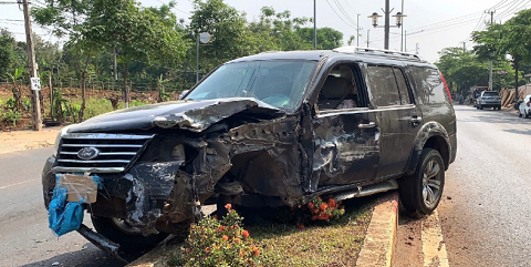 Hai thanh niên rủ nhau đi trộm ô tô dù... không biết lái