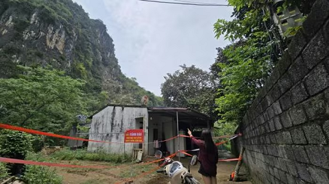 Người dân sống bất an dưới chân núi đá vừa sạt lở