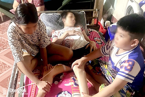 Người mẹ đơn thân gãy cột sống lại 'gánh' thêm bệnh ung thư