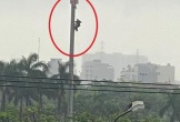 Tp.Đà Nẵng: Một người đàn ông trèo lên cột cờ 2/9 phát livetream