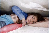 Thảm họa động đất: Bé gái Syria che chắn em trai suốt 17 giờ chờ đội cứu hộ