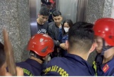 Giải cứu 3 người bị mắc kẹt trong thang máy lúc nửa đêm