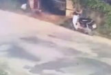 Clip: Ô tô tông văng người đàn ông trước cửa nhà rồi nhấn ga bỏ chạy