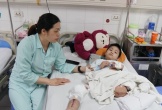 Người mẹ cạn nước mắt ôm con trai 7 tuổi trải qua 7 lần phẫu thuật cứu đôi chân