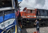 Xe buýt lao vào tàu hỏa tại Indonesia, ít nhất 20 người thương vong