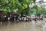 Mưa lớn, đường phố ở TP Thanh Hóa biến thành sông