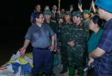 Nước lũ tràn nền đường sắt, người dân phải sơ tán, Thủ tướng trong đêm đến hiện trường
