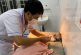 Kịp thời cứu giúp bé gái sơ sinh bị bỏ rơi khi chưa cắt dây rốn
