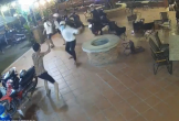 CLIP: Bị tấn công bất ngờ, nhóm người ngồi trong quán cà phê hoảng loạn tháo chạy