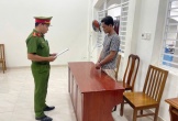 Ghen tuông, nam thanh niên tạt xăng truy sát tình địch