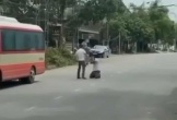 VIDEO: Tài xế xe buýt quỳ lạy giữa đường van xin vẫn bị đánh liên tiếp vào người