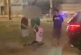 Một thanh niên bị tát tới tấp vào mặt, bắt quỳ gối giữa đường