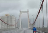 Khoảnh khắc ôtô chắn gió cho xe máy qua cầu ở Đà Nẵng