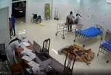 CLIP: Người đàn ông xông vào phòng trọ chém đôi nam nữ dã man
