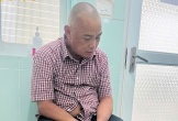 Gã đầu trọc cầm dao khống chế cháu nhỏ, đâm trọng thương đại úy công an