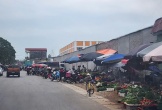 Họp chợ trái phép ngay đường vào trung tâm hành chính phường Tĩnh Gia
