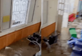 Clip: Lũ lụt ập vào bệnh viện tại Sơn La do ảnh hưởng bão Matmo, nhân viên y tế vật lộn giữa dòng nước