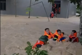 VIDEO: Gia đình gồm nhiều trẻ em, người già mắc kẹt giữa nước lũ chảy xiết