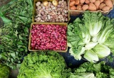 Giá rau củ leo thang sau bão Kalmaegi
