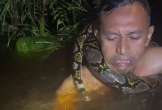 Cảnh tượng kinh hoàng: Trăn khổng lồ kéo người trên thuyền xuống sông ở Indonesia
