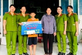Phụ nữ Công an xã Duy Xuyên nhận đỡ đầu trẻ mồ côi