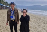 Nhân viên bãi biển Đà Nẵng dùng máy dò kim loại, tìm ra nhẫn vàng cho khách