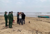 Tàu cá không người dạt vào bờ biển, để lại điện thoại