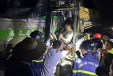 Cảnh sát cắt cabin giải cứu 2 người mắc kẹt trong xe khách sau TNGT