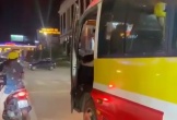 Tài xế cố tình mở cửa xe buýt va vào xe máy chở trẻ nhỏ