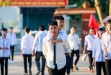 Nam sinh 'cõng bạn 10 năm đến trường' nay lại cõng bạn lên nhận bằng tốt nghiệp