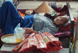 Cụ bà 93 tuổi gãy chân vẫn bán vé số mưu sinh