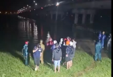 Nghi án người mẹ bỏ lại con gái lớn trên cầu, ôm con gái nhỏ nhảy sông