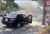 Ô tô bốc cháy ngùn ngụt giữa phố, hai vợ chồng tung cửa bỏ chạy