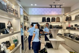 Truy quét hàng giả ở các trung tâm du lịch