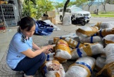 Phát hiện 50 bao tải mực khô bốc mùi hôi thối trên vỉa hè
