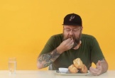 Khách Tây thích mê 1 kiểu ăn bánh mì của người Việt, thốt lên ‘ngon quá’, 'thật không công bằng’