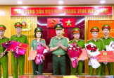 Tân Giám đốc Công an tỉnh Thanh Hóa trao thưởng cho các đơn vị có thành tích xuất sắc
