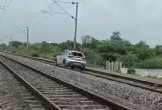 Nữ tài xế lái xe ô tô chạy trên đường ray tàu hỏa và cái kết