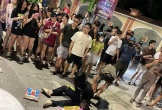 Cô gái trẻ liên tục đập bàn ghế, phá cây ATM
