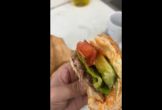 Đà Nẵng: Xôn xao nghi vấn phát hiện dòi lúc nhúc trong hamburger mua tại cửa hàng bánh mì