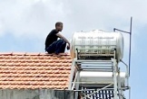 Người đàn ông cầm dao leo lên nóc nhà khiến người dân hoảng sợ
