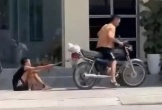 Làm rõ clip cháu bé bị bố xích chân, kéo lê trên đường