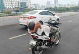 Xử lý người điều khiển xe máy thả hai tay trên cầu Rồng