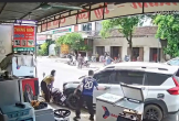 CLIP: Tài xế đột quỵ khi lái xe ô tô trên đường đông người
