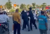 VIDEO: Hai người mặc đồng phục bảo vệ đấm tới tấp 1 công nhân