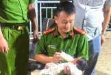 Bé trai sơ sinh để ở cổng chùa với mảnh giấy ghi 