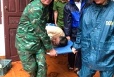 Bộ đội Biên phòng Thanh Hóa hỗ trợ người dân di dời khẩn cấp tránh bão số 5