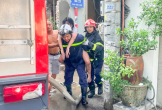 Cảnh sát cứu 3 người mắc kẹt trong vụ cháy nhà 3 tầng
